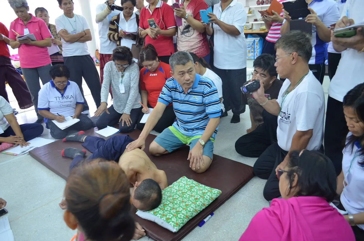 La salle de pratique — travail au sol supervisé, dans la tradition thaïe.